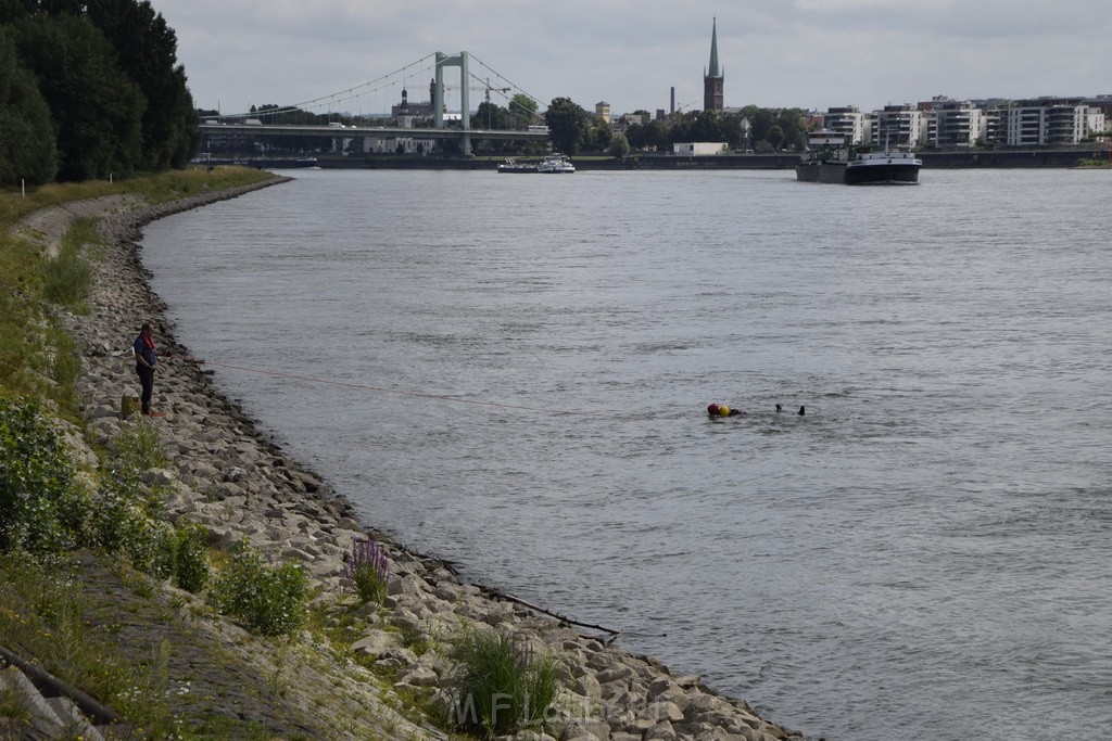 Uebung BF Taucher und Presse Koeln Zoobruecke Rhein P172.JPG - Miklos Laubert